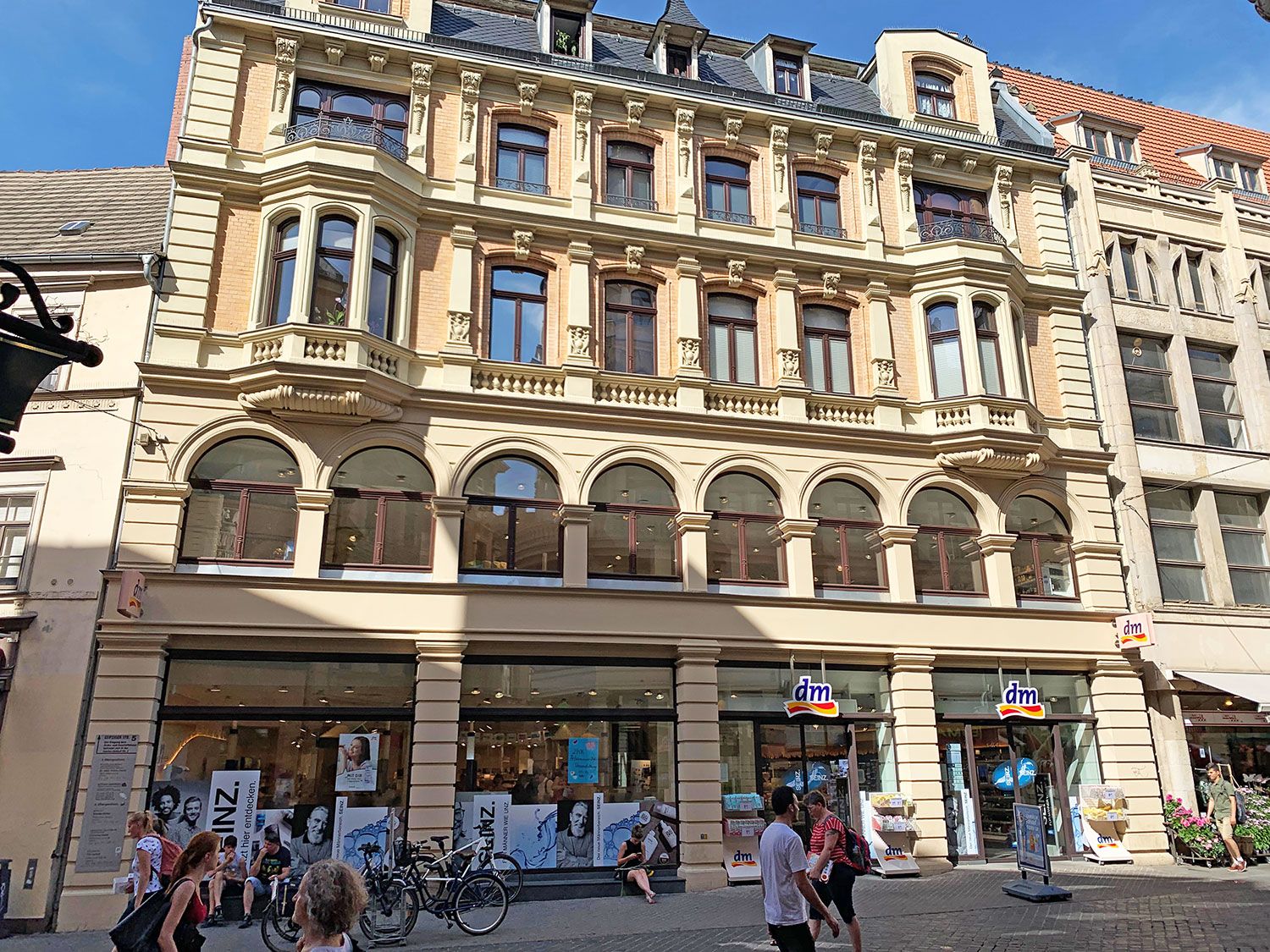 Gründerzeitliches Geschäftshaus mit Läden im Erdgeschoss, aus dem Bestand der GVG